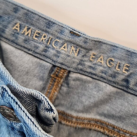 American Eagle Curvy Mom Jean Distressed Lt Wash Denim Jeans Shredded Raw Hem 6 - Picture 4 of 10